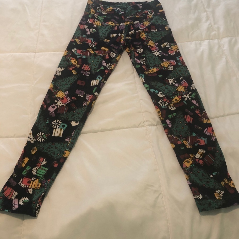 LulaRoe Christmas leggings with gifts and christmas trees in multi colors